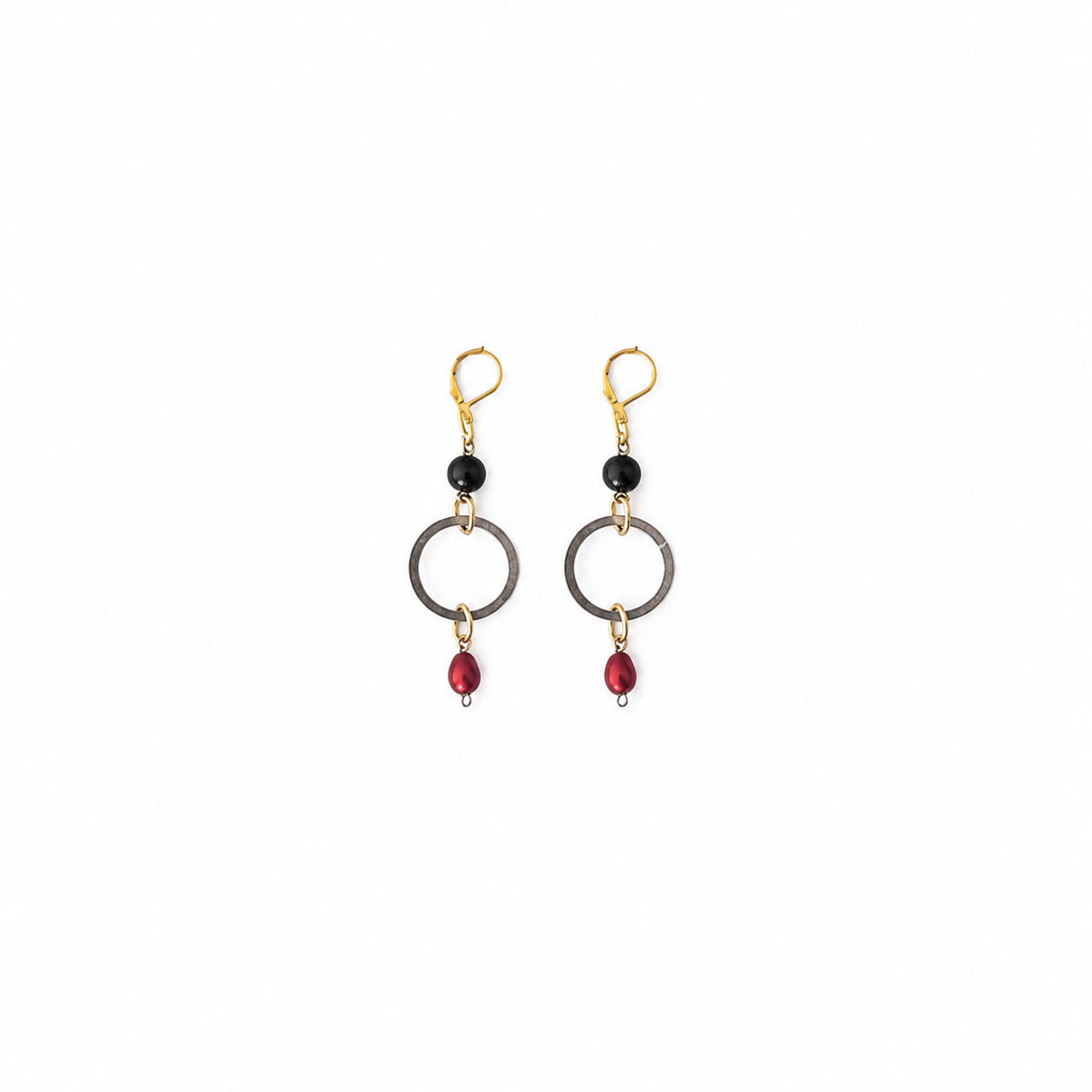 Aretes Dark Golden en Aros Metálicos con Detalles Rojo Rubí y Negro