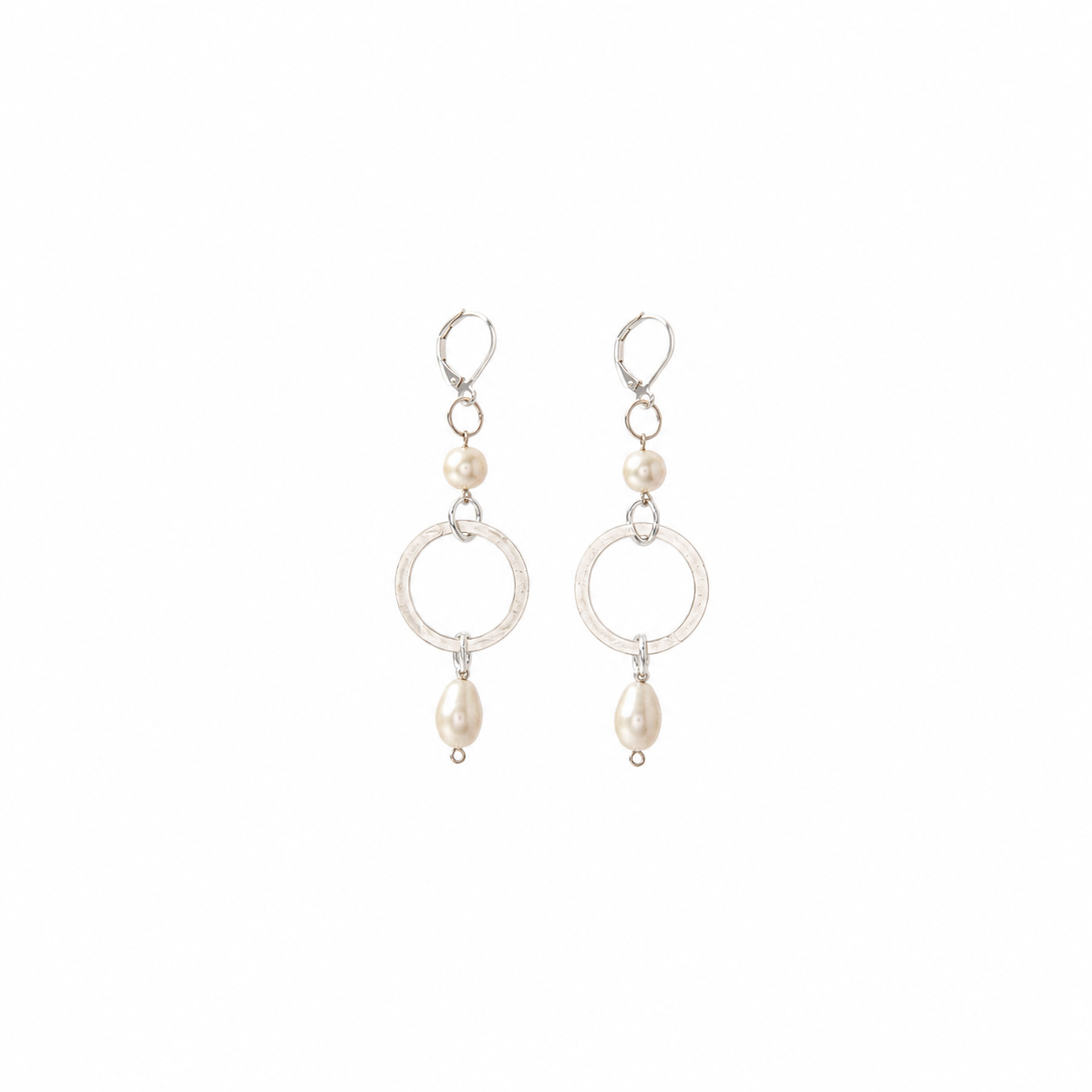 Aretes Nacre Pearl con Aro Plateado y Perlas Marfil